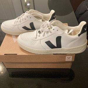 Veja V-10 Sneaker (Unisex) Extra White/Black Sz 8 US